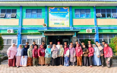 MTsN 11 Indramayu Peringati Hari Kartini 2026 dengan Busana Daerah